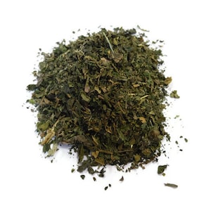 Könnte beinhalten: Ein Haufen getrockneter grüner Brennnesselblätter, ein häufiges Kraut, das in Tees und Tinkturen verwendet wird.