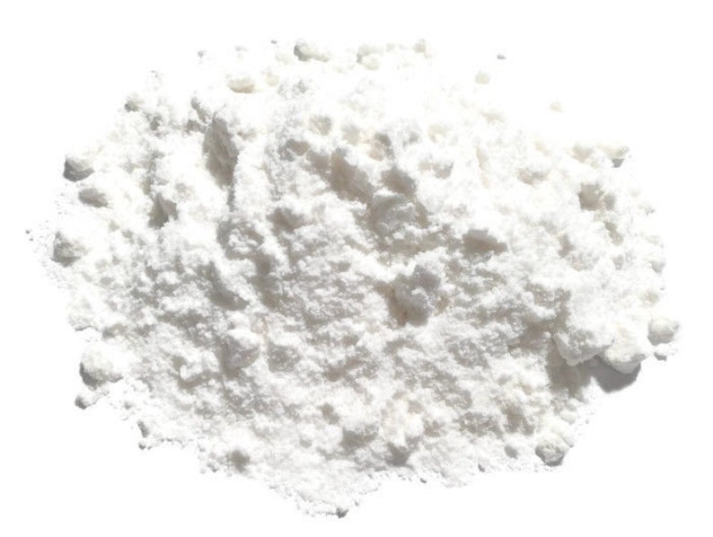 以下が含まれることがあります： 白い粉の山をクローズアップした写真。おそらく小麦粉か粉砂糖です。