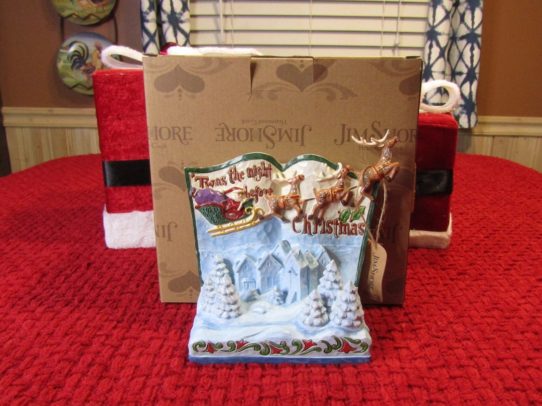 Enesco Jim Shore TWAS Het Nachtboek Met Muis Ornament – Handgeschilderd Steenhars, Kerstdecoratie, 6,7 X 2,3 X 8,9 Cm