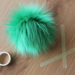 019 KELLY | Faux Fur Pom Pom, Beanie pom poms, Fur poms, Hat pom pom