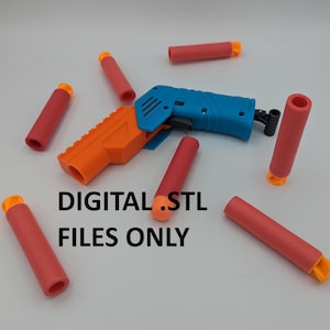 Op de afbeelding: Een blauw en oranje speelgoedpistool met verschillende rode en oranje schuimdarts. De tekst "DIGITAL .STL FILES ONLY" is in het zwart op de afbeelding gedrukt. Het speelgoedpistool is ontworpen met een trekker en handvat.