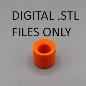 Op de afbeelding: Een feloranje 3D-geprinte cilinder met een holle kern. DIGITAL .STL FILES ONLY staat in zwarte tekst boven de cilinder.