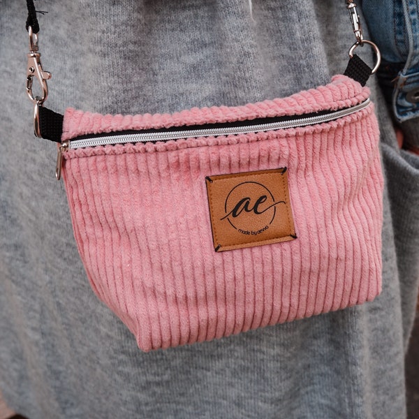 Kleine Umhängetasche aus Cord in rosa mit Innentasche  | madebyaevva  | Handgemachtes Geschenk