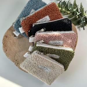 Kleiner handgemachter Mini-Geldbeutel aus Teddystoff in verschiedenen Farben mit D-Ring / madebyaevva / handgemachtes Geschenk