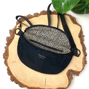 Midi Bauchtasche aus Cord in schwarz mit Leo mit Innentasche | handgemachtes Geschenk | klassische madebyaevva Tasche | Geschenkidee