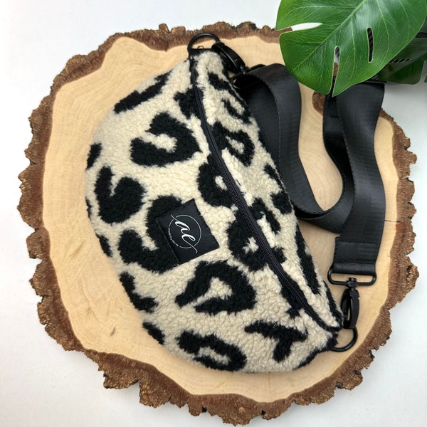 Große XL Bauchtasche aus Teddy-Stoff in schwarz beige mit Leoparden Muster, Leo Look mit Innentasche | handgemachtes Geschenk | madebyaevva