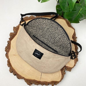 XL Bauchtasche aus Cord in beige mit Leo Muster mit Innentasche | handgemachtes Geschenk | klassische madebyaevva Tasche / Crossbody Bag