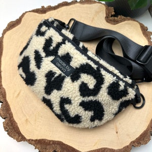 Mittlere Bauchtasche aus Teddy-Stoff in schwarz Beige im Leoparden Muster, Leo Look mit Innentasche | handgemachtes Geschenk | madebyaevva