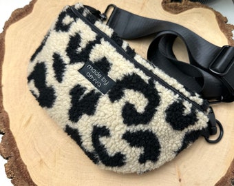 Mittlere Bauchtasche aus Teddy-Stoff in schwarz Beige im Leoparden Muster, Leo Look mit Innentasche | handgemachtes Geschenk | madebyaevva