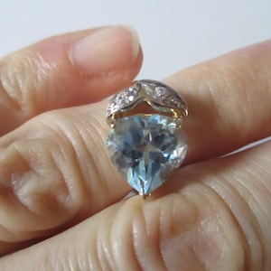 Gold ring central topaz hearth shape.