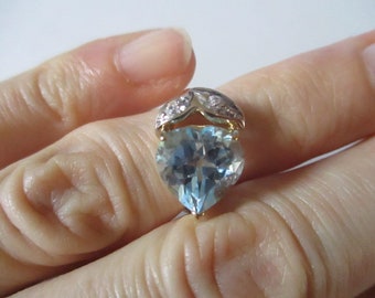 Gold ring central topaz hearth shape.