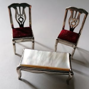 Silberne Miniatur. Couchtisch mit Stühlen 4 cm