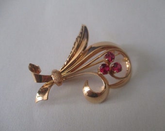 Elegant brooch in gold 18k with rubies