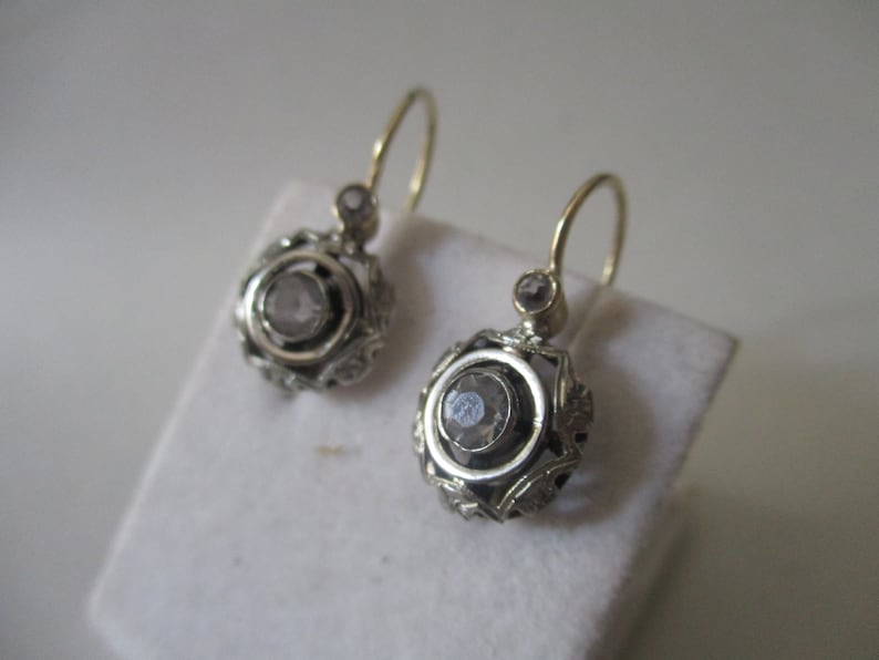 Old fashion style earrings in gold and silver