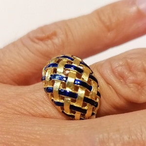 Yellow gold 18k ring with blue enamel. Discounted cause of imperfections in the enamell