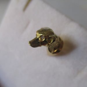 Pin Hunt dog in gold