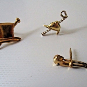 Jacket pins in gold. Pipe, jockey hat