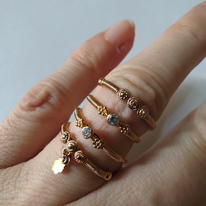 Spiral ring with topaz