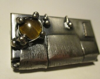 Mini pillendoosje van verzilverd koper met tijgeroog. 4 x 2 cm.