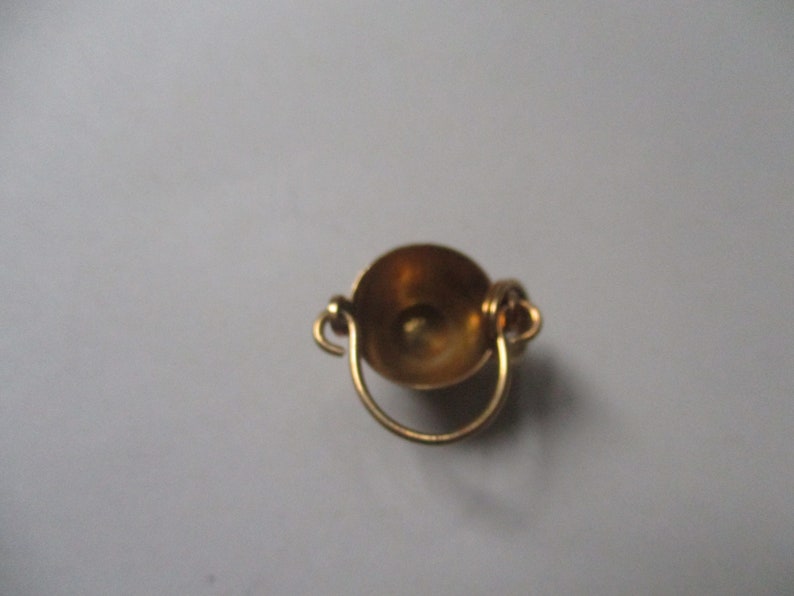 Bucket pendant in gold 18k ; 1cm long