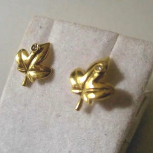 Gold earrings leaf shape with zircone