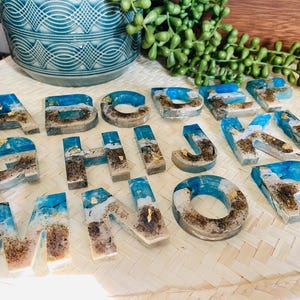 Letras y números de resina. Imanes playeros de resina. Ideas de regalo. Decoración playera para el hogar. Para niños pequeños. Adultos. Cocina moderna. Azul océano. Alfabeto náutico.