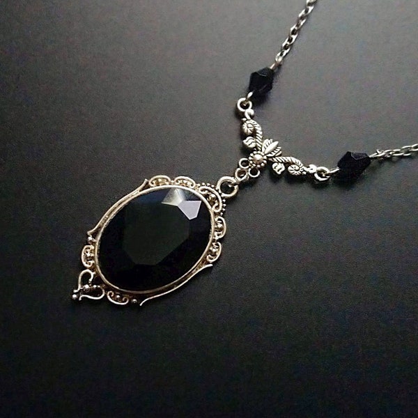 Collana gotica vittoriana con pietra nera