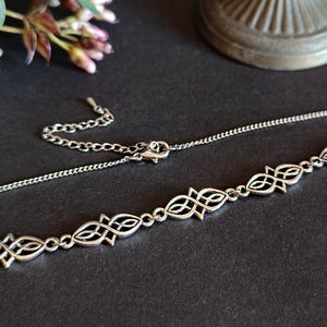 Keltisk choker - dekorativt halsband med keltisk knutdesign, fin kedja i silver