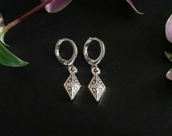 Mittelalterliche Creolen mit Ornamentanhängern, silberne geometrische Ohrringe, gothic Ohrringe (1 Paar)