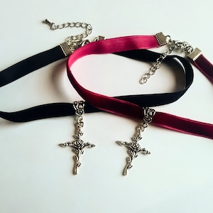 Rosenkreuz Choker Schwarz oder Dunkelrot, Samtchoker mit Kreuzanhänger, Gothic Samthalsband, Viktorianischer Rosenchoker