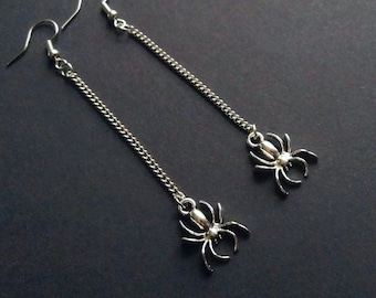 Spinnen Ohrringe im Ketten-Stil, Ketten-Ohrringe mit Spinnen, Silberne Spinnen Ohrringe, Gothic Ohrringe mit Spinnen-Anhängern (1 Paar)