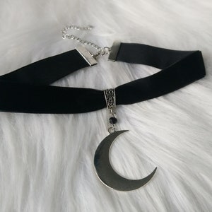 Crescent moon choker, thick black velvet choker with large silver moon charm, gothic choker, witchy choker, 2 cm wide,  3/4 inch