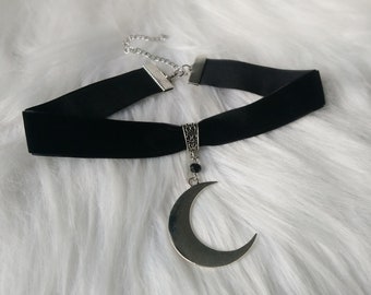 Crescent moon choker, thick black velvet choker with large silver moon charm, gothic choker, witchy choker, 2 cm wide,  3/4 inch