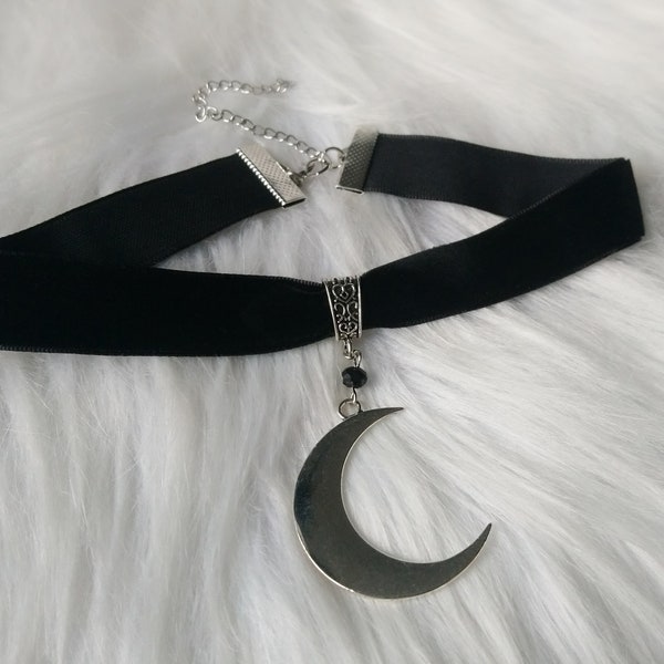 Breiter Halbmond Choker, Schwarzer Samtchoker mit Halbmond-Anhänger, Samthalsband, Mond Choker schwarz, Gothic Choker schwarz, Witchy Choker