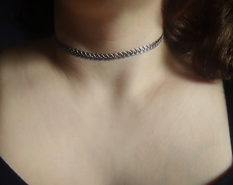 Silberner Blatt-Choker, enganliegende Halskette mit Blattdesign, Metallchoker silber, Wunschlänge