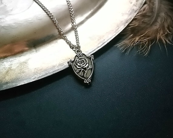 Rosenschild Kette silber, Rosenschild Halskette, Gothic Halskette, silberner Schild Anhänger, Rosenkette, romantisch, gothic, grunge