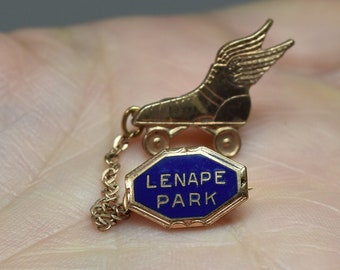 Vintage Rollschuh Pin von Lenape Park Skates mit Flügeln So Cute Lapel Pin