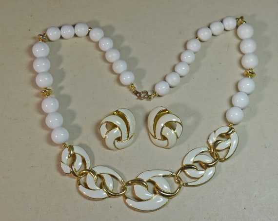 Vintage Trifari Enamel & White Beaded Necklace Go… - image 7