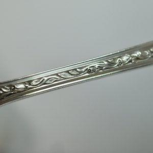 Antieke Engelse Sterling zilveren lepel 8 3/8 lange Fancy Repousse Floral handvat afbeelding 10