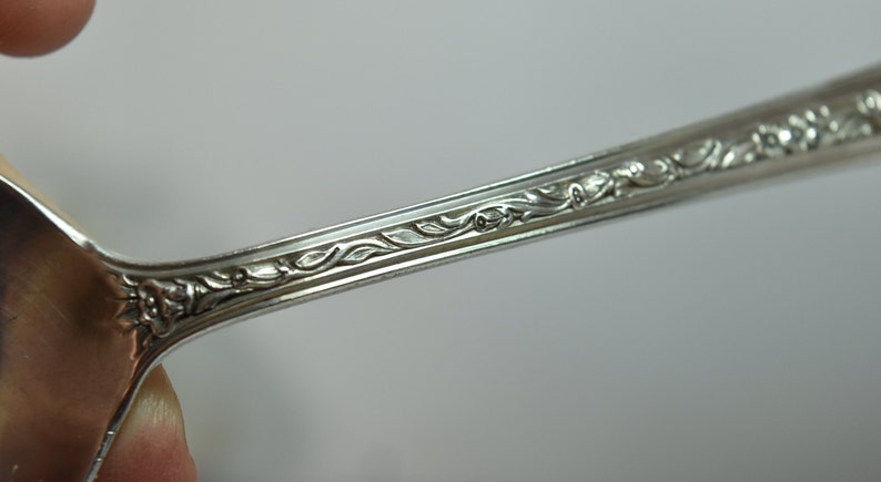 Antieke Engelse Sterling zilveren lepel 8 3/8 lange Fancy Repousse Floral handvat afbeelding 10