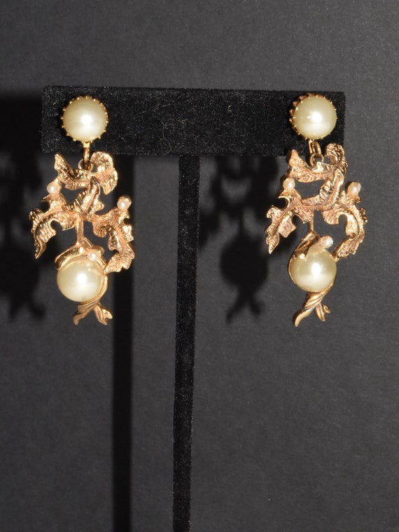 Fancy Vintage Statement Gold Tone Leaf & Pearl Dan