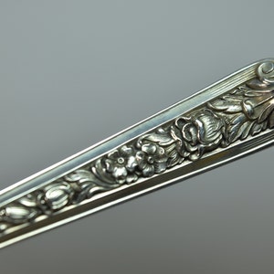 Antieke Engelse Sterling zilveren lepel 8 3/8 lange Fancy Repousse Floral handvat afbeelding 9