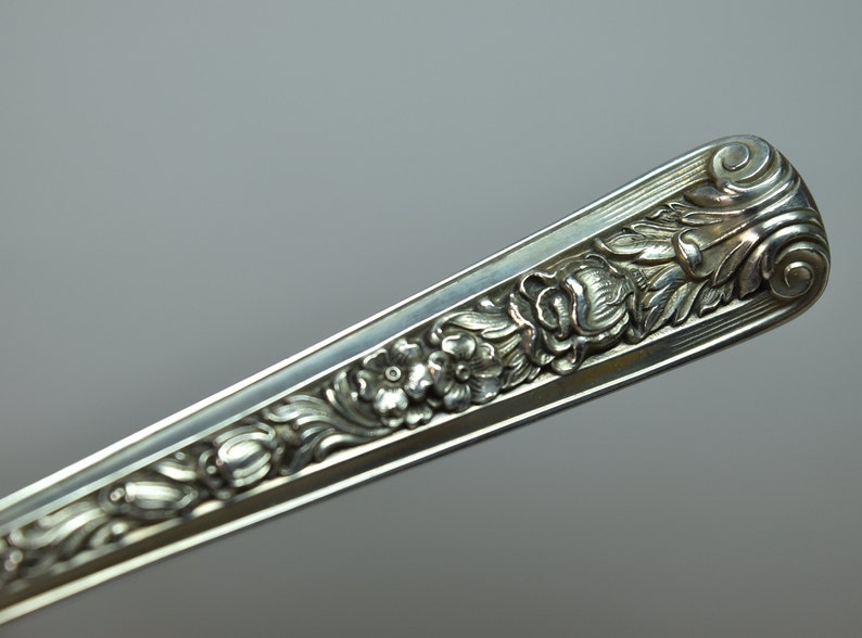 Antieke Engelse Sterling zilveren lepel 8 3/8 lange Fancy Repousse Floral handvat afbeelding 9