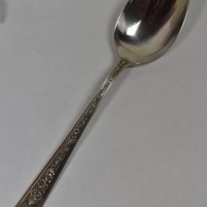 Antieke Engelse Sterling zilveren lepel 8 3/8 lange Fancy Repousse Floral handvat afbeelding 2