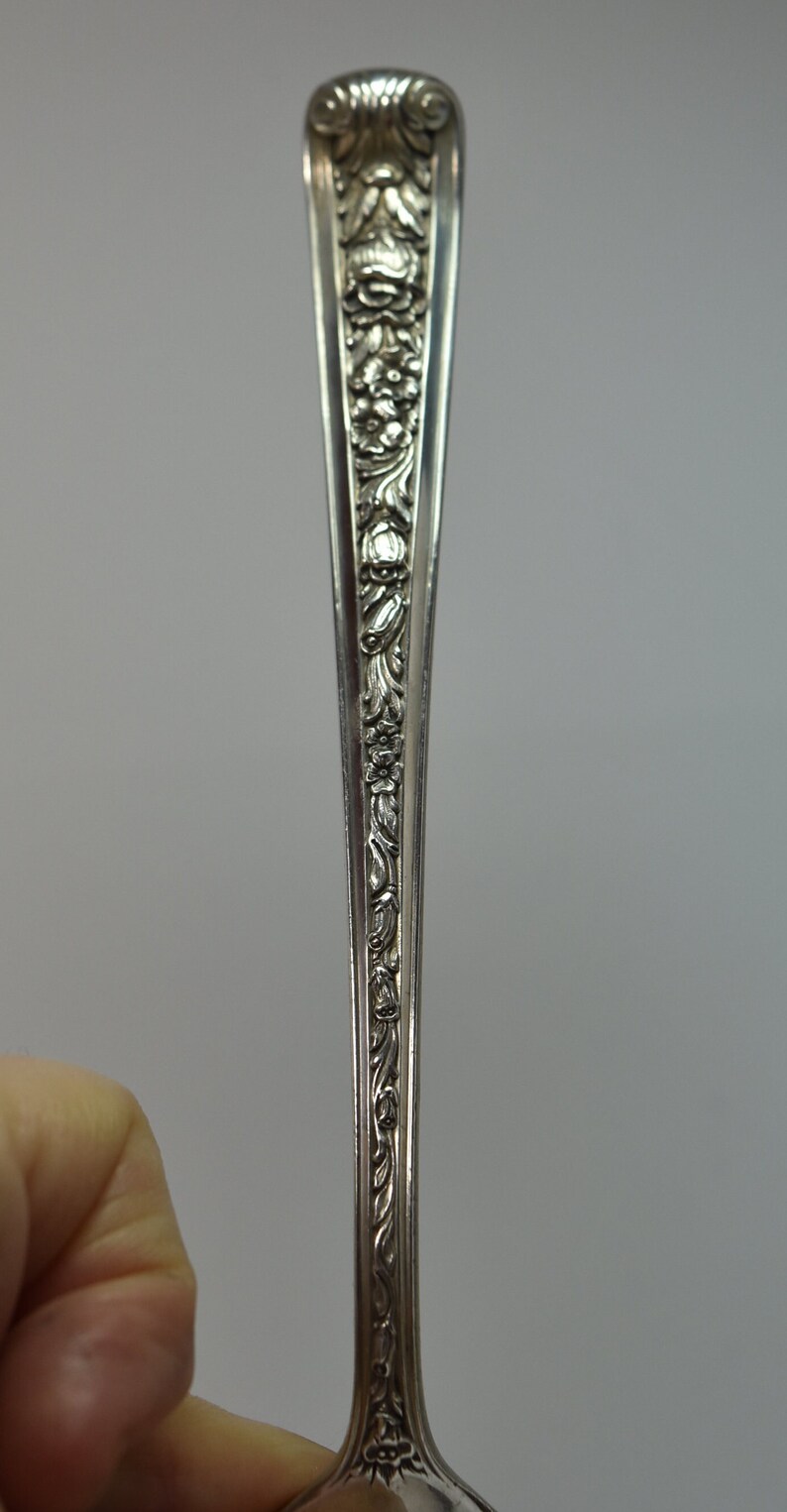 Antieke Engelse Sterling zilveren lepel 8 3/8 lange Fancy Repousse Floral handvat afbeelding 8