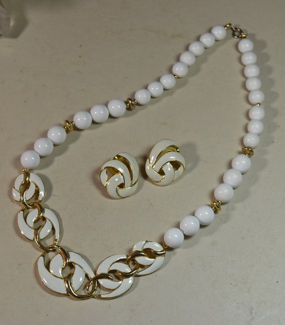 Vintage Trifari Enamel & White Beaded Necklace Go… - image 2