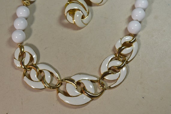 Vintage Trifari Enamel & White Beaded Necklace Go… - image 3