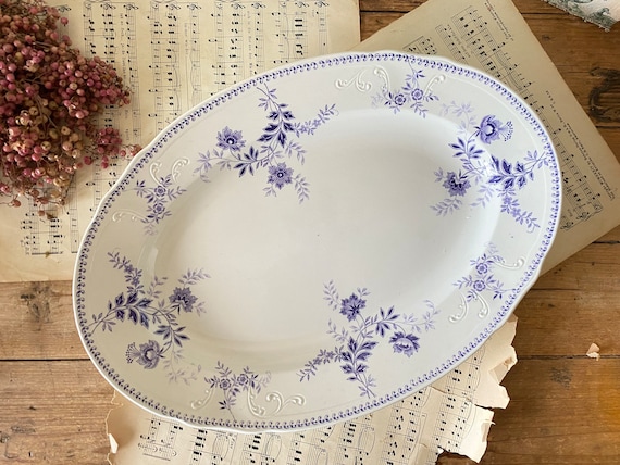 Grande assiette décorée ancienne en porcelaine française de Sèvres datant de 1800