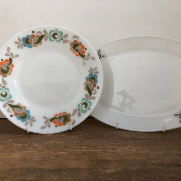 A pair of Carnaby JAJ Pyrex, dinner and steak plate.