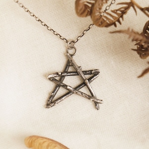 COLAR DE PENTAGRAMA DE GALHO // Presente de solstício, pingente de pentagrama Woodland, estrela de prata reciclada, colar de galho ecológico / pingente feito à mão